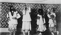Snímek ze scény Svěcení jara Igora Stravinského. Autorem choreografie byl Vaclav Nižinskij (na snímku zcela vlevo). Snímek ze scény Svěcení jara Igora Stravinského. Autorem choreografie byl Vaclav Nižinskij (na snímku zcela vlevo).