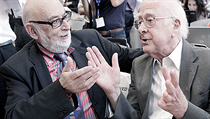 Britský fyzik Peter Higgs (vpravo) a belgický fyzik François Englert před tiskovou konferencí v CERN v červenci 2012. Britský fyzik Peter Higgs (vpravo) a belgický fyzik François Englert před tiskovou konferencí v CERN v červenci 2012.