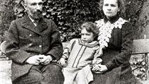 Tři lidé, čtyři Nobelovy ceny. Rodiče Pierre a Marie Curieovi dostali cenu za fyziku (1903), matka přidala i cenu za chemii (1911) a dcerka Irene Joliot-Curieová chemickou v roce 1935. Tři lidé, čtyři Nobelovy ceny. Rodiče Pierre a Marie Curieovi dostali cenu za fyziku (1903), matka přidala i cenu za chemii (1911) a dcerka Irene Joliot-Curieová chemickou v roce 1935.