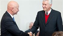 Poražený kandidát Vojtěch Petráček (vlevo) blahopřeje nově zvolenému rektorovi ČVUT profesoru Petru Konvalinkovi, jenž byl dlouholetým předsedou Akademického senátu ČVUT. Poražený kandidát Vojtěch Petráček (vlevo) blahopřeje nově zvolenému rektorovi ČVUT profesoru Petru Konvalinkovi, jenž byl dlouholetým předsedou Akademického senátu ČVUT.