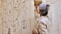 Na abúsírských výzkumech se podílejí desítky odborníků: na snímku restaurátorka Saša Kosinová, která pečuje o nepravé dveře hrobky staroegyptského lékaře Šepseskafancha. Na abúsírských výzkumech se podílejí desítky odborníků: na snímku restaurátorka Saša Kosinová, která pečuje o nepravé dveře hrobky staroegyptského lékaře Šepseskafancha.