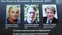 Ocenění američtí ekonomové Eugene Fama, Lars Peter Hansen a Robert Shiller. Ocenění američtí ekonomové Eugene Fama, Lars Peter Hansen a Robert Shiller.