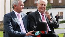 Na spanilé jízdě. Miloš Zeman se svým kancléřem Vratislavem Mynářem. Na spanilé jízdě. Miloš Zeman se svým kancléřem Vratislavem Mynářem.