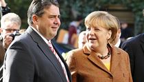 Německá kancléřka a šéfka CDU Angela Merkelová již s předsedou SPD Sigmarem Gabrielem zahájila koaliční rozhovory (na snímku z 30. října před sídlem SPD v Berlíně). Německá kancléřka a šéfka CDU Angela Merkelová již s předsedou SPD Sigmarem Gabrielem zahájila koaliční rozhovory (na snímku z 30. října před sídlem SPD v Berlíně).