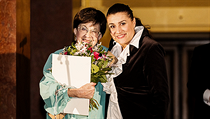 Oceněná Zuzana Růžičková s ceněnou Cecilií Bartoli. Oceněná Zuzana Růžičková s ceněnou Cecilií Bartoli.