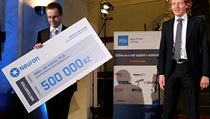 Z Nadačního fondu Karla Janečka (na snímku vpravo) se po třech letech činnosti stal nadační fond Neuron na podporu vědy. Chce dávat vzkaz, že péče o vědu je společenskou prioritou. Z Nadačního fondu Karla Janečka (na snímku vpravo) se po třech letech činnosti stal nadační fond Neuron na podporu vědy. Chce dávat vzkaz, že péče o vědu je společenskou prioritou.