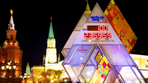 Čas zbývající do začátku olympijských her v Soči v roce 2014 odpočítávají v Moskvě obří prosvětlené hodiny. Čas zbývající do začátku olympijských her v Soči v roce 2014 odpočítávají v Moskvě obří prosvětlené hodiny.