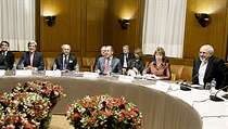 Účastníci ženevského jednání (zleva): ministři zahraničních věcí Číny Wang I, USA John Kerry, Francie Laurent Fabius, Ruska Sergej Lavrov, Evropské unie Catharine Ashtonová a Íránu Mohammad Džavád Zaríf. Účastníci ženevského jednání (zleva): ministři zahraničních věcí Číny Wang I, USA John Kerry, Francie Laurent Fabius, Ruska Sergej Lavrov, Evropské unie Catharine Ashtonová a Íránu Mohammad Džavád Zaríf.