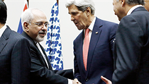 Íránský ministr zahraničí Mohammad Džavád Zaríf (vlevo) a jeho americký protějšek John Kerry si podávají ruce během ženevského jednání Íránu a šesti mocností (stálí členové Rady bezpečnosti OSN a Německo). Íránský ministr zahraničí Mohammad Džavád Zaríf (vlevo) a jeho americký protějšek John Kerry si podávají ruce během ženevského jednání Íránu a šesti mocností (stálí členové Rady bezpečnosti OSN a Německo).