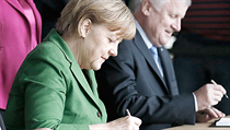 Německá kancléřka Angela Merkelová (CDU) a šéf sociálních demokratů Sigmar Gabriel při podpisu koaliční smlouvy. Německá kancléřka Angela Merkelová (CDU) a šéf sociálních demokratů Sigmar Gabriel při podpisu koaliční smlouvy.