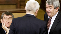 Nově zvolení poslanci se tento týden sešli na ustavující schůzi. Zleva Andrej Babiš, Jaroslav Faltýnek (oba ANO 2011) a Vojtěch Filip (KSČM). Nově zvolení poslanci se tento týden sešli na ustavující schůzi. Zleva Andrej Babiš, Jaroslav Faltýnek (oba ANO 2011) a Vojtěch Filip (KSČM).