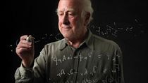 Fyzik Peter Higgs během návštěvy v ženevském výzkumném středisku CERN roku 2008. Fyzik Peter Higgs během návštěvy v ženevském výzkumném středisku CERN roku 2008.