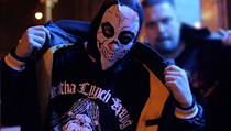 Martin Pohl alias Řezník ve videoklipu k písni Soudní proces z alba Hudba u který se chcípá. Martin Pohl alias Řezník ve videoklipu k písni Soudní proces z alba Hudba u který se chcípá.