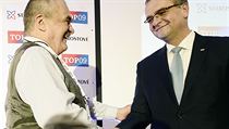 Miroslav Kalousek obhájil 8. prosince v Praze post místopředsedy na celostátním sněmu TOP 09. Na snímku mu gratuluje předseda Karel Schwarzenberg. Miroslav Kalousek obhájil 8. prosince v Praze post místopředsedy na celostátním sněmu TOP 09. Na snímku mu gratuluje předseda Karel Schwarzenberg.