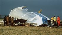 Letadlo Boeing 747 na lince Londýn-New York zničila 21. prosince 1988 nad skotským městečkem Lockerbie semtexová nálož s roznětkou a časovým spínačem skrytá v kazetovém magnetofonu Toshiba uloženém v kufru Samsonite. Letadlo Boeing 747 na lince Londýn-New York zničila 21. prosince 1988 nad skotským městečkem Lockerbie semtexová nálož s roznětkou a časovým spínačem skrytá v kazetovém magnetofonu Toshiba uloženém v kufru Samsonite.