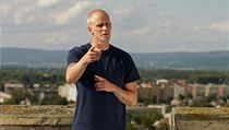 „Postupně jsem odložil konspirační teorie, jak v hudbě, tak v mysli, protože nemám moc tyhle velké věci změnit. Je to boj s větrnými mlýny. Kašlu i na politiku a zaměřuju se spíš na to, co změnit můžu. Tedy sebe a své okolí.“ „Postupně jsem odložil konspirační teorie, jak v hudbě, tak v mysli, protože nemám moc tyhle velké věci změnit. Je to boj s větrnými mlýny. Kašlu i na politiku a zaměřuju se spíš na to, co změnit můžu. Tedy sebe a své okolí.“