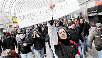 Italové protestovali proti establishmentu 9. prosince i na turínském nádraží. Italové protestovali proti establishmentu 9. prosince i na turínském nádraží.