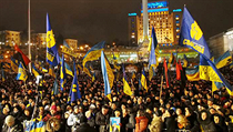 V době takzvané oranžové revoluce byl dle Alexandera Rahra protestní potenciál společnosti silnější, než je tomu dnes, a jako mnohem jasnější se jevily také její požadavky. V době takzvané oranžové revoluce byl dle Alexandera Rahra protestní potenciál společnosti silnější, než je tomu dnes, a jako mnohem jasnější se jevily také její požadavky.