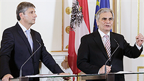 V Rakousku velká koalice pod vedením kancléře, sociálního demokrata Wernera Faymanna (vpravo) a jeho lidoveckého kolegy, vicekancléře Michaela Spindeleggera, za posledních šest let nic podstatného nezměnila. Jak si povede v následujících čtyřech letech, V Rakousku velká koalice pod vedením kancléře, sociálního demokrata Wernera Faymanna (vpravo) a jeho lidoveckého kolegy, vicekancléře Michaela Spindeleggera, za posledních šest let nic podstatného nezměnila. Jak si povede v následujících čtyřech letech,