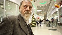 „Samozřejmě, Vánoce jsou svátky konzumu. Obchodní řetězce by jako první protestovaly proti nějaké změně,“ konstatuje Jan Kozlík. „Samozřejmě, Vánoce jsou svátky konzumu. Obchodní řetězce by jako první protestovaly proti nějaké změně,“ konstatuje Jan Kozlík.