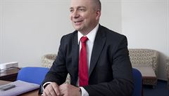 „Nutná podmínka, kterou stát musí vůči podnikatelům zachovat, je, aby jim neškodil,“ říká Tomáš Hajdušek, který je od 2. dubna náměstkem ministra průmyslu a obchodu pro podnikání a ochranu spotřebitele. „Nutná podmínka, kterou stát musí vůči podnikatelům zachovat, je, aby jim neškodil,“ říká Tomáš Hajdušek, který je od 2. dubna náměstkem ministra průmyslu a obchodu pro podnikání a ochranu spotřebitele.