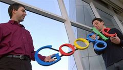 Larry Page a Sergej Brin vyhlásili válku pirátům. Nová kampaň Googlu má podpořit tvůrce originálního obsahu. Larry Page a Sergej Brin vyhlásili válku pirátům. Nová kampaň Googlu má podpořit tvůrce originálního obsahu.