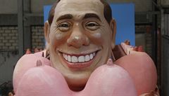 Silvio Berlusconi dělá vše v zájmu dosažení jediného cíle: aby si ho veřejnost zamilovala. Silvio Berlusconi dělá vše v zájmu dosažení jediného cíle: aby si ho veřejnost zamilovala.