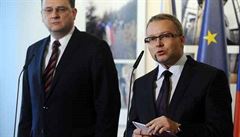 Premiér Petr Nečas (vlevo) dnes nominoval Tomáše Chalupu do funkce ministra životního prostředí. Premiér Petr Nečas (vlevo) dnes nominoval Tomáše Chalupu do funkce ministra životního prostředí.