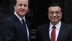 Britský premiér David Cameron se zdraví s čínským vicepremiérem Li Kche-čchiangem před jejich setkáním 10. ledna 2011 v Downing Street 10. Britský premiér David Cameron se zdraví s čínským vicepremiérem Li Kche-čchiangem před jejich setkáním 10. ledna 2011 v Downing Street 10.