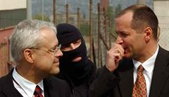 Velitel Útvaru rychlého nasazení Libor Lochman (vpravo) je mnoho let uznávaným policejním profesionálem, který má nesporné renomé v zahraničí. Velitel Útvaru rychlého nasazení Libor Lochman (vpravo) je mnoho let uznávaným policejním profesionálem, který má nesporné renomé v zahraničí.