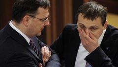 Do konfliktu „VV versus ODS“ se zapojit i premiér Petr Nečas (ODS, vlevo) a ministr dopravy Vít Bárta (Věci veřejné). Do konfliktu „VV versus ODS“ se zapojit i premiér Petr Nečas (ODS, vlevo) a ministr dopravy Vít Bárta (Věci veřejné).