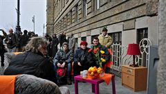 Jiřetínští přišli demonstrovat před ministerstvo průmyslu svoje nejistoty. Každou chvíli mohou být vystěhováni, což se pár minut po tomto záběru – alespoň v tomto happeningu - skutečně stalo. Jiřetínští přišli demonstrovat před ministerstvo průmyslu svoje nejistoty. Každou chvíli mohou být vystěhováni, což se pár minut po tomto záběru – alespoň v tomto happeningu - skutečně stalo.