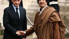 Během návštěvy Paříže v prosinci 2007 libyský vůdce Muammar Kaddáfí (vpravo) o svých vztazích s francouzským prezidentem Nicolasem Sarkozym prohlásil, že jsou důvěrné. Během návštěvy Paříže v prosinci 2007 libyský vůdce Muammar Kaddáfí (vpravo) o svých vztazích s francouzským prezidentem Nicolasem Sarkozym prohlásil, že jsou důvěrné.
