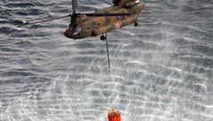 Vrtulník CH-47 Chinook nabírá mořskou vodu, aby ze vzduchu pokropil „bazén“ s vyhořelým palivem nad reaktorem 3 jaderné elektrárny Fukušima 1. Vrtulník CH-47 Chinook nabírá mořskou vodu, aby ze vzduchu pokropil „bazén“ s vyhořelým palivem nad reaktorem 3 jaderné elektrárny Fukušima 1.