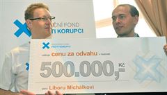 Libor Michálek (vpravo) přebírá ocenění a půlmilionový šek za občanský postoj v kauze exministra životního prostředí Drobila z rukou ředitele Nadačního fondu pro boj proti korupci Karla Janečka. Libor Michálek (vpravo) přebírá ocenění a půlmilionový šek za občanský postoj v kauze exministra životního prostředí Drobila z rukou ředitele Nadačního fondu pro boj proti korupci Karla Janečka.