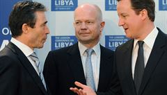 Generální tajemník NATO Anders Fogh Rasmussen, britský ministr William Hague a premiér David Cameron debatovali na konci března v Londýně, jak se vypořádat s Muammarem Kaddáfím. Ukazuje se, že drastické škrty v britské armádě i snižování výdajů na obranu Generální tajemník NATO Anders Fogh Rasmussen, britský ministr William Hague a premiér David Cameron debatovali na konci března v Londýně, jak se vypořádat s Muammarem Kaddáfím. Ukazuje se, že drastické škrty v britské armádě i snižování výdajů na obranu