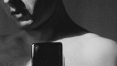 Fotografie je z roku 1938 a muž se jmenuje Lucien Hervé, tenkrát však ještě László Elkán. Vyfotil se v pokoji svého pařížského hotelu. Byl to jeho první snímek. Fotografie je z roku 1938 a muž se jmenuje Lucien Hervé, tenkrát však ještě László Elkán. Vyfotil se v pokoji svého pařížského hotelu. Byl to jeho první snímek.