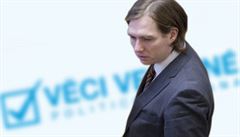 Ekonomický expert Věcí veřejných si nepamatuje, kdo peníze v hotovosti na jeho účet složil. Ekonomický expert Věcí veřejných si nepamatuje, kdo peníze v hotovosti na jeho účet složil.