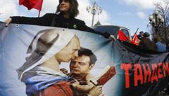 Suverénní demokracie v Rusku, to je v současnosti mocenský blok Putin–Medveděv. Suverénní demokracie v Rusku, to je v současnosti mocenský blok Putin–Medveděv.