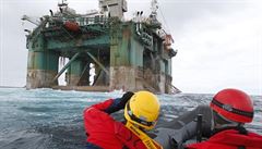 Aktivisté Greenpeace se snažili v dubnu zabránit vyplutí plošiny Leiv Eiriksson z tureckého přístavu. Aktivisté Greenpeace se snažili v dubnu zabránit vyplutí plošiny Leiv Eiriksson z tureckého přístavu.