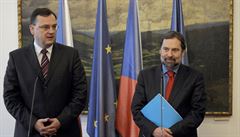 Požadavky Věcí veřejných v čele s Radkem Johnem se zatím totálně míjejí s tím, co jim premiér Petr Nečas nabízí. Požadavky Věcí veřejných v čele s Radkem Johnem se zatím totálně míjejí s tím, co jim premiér Petr Nečas nabízí.