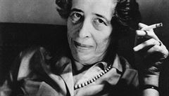 Podle politoložky Hannah Arendtové (1906–1975) vedou snahy totalitarismu o ovládnutí Země k destrukci lidství a ničí esenci člověka. Podle politoložky Hannah Arendtové (1906–1975) vedou snahy totalitarismu o ovládnutí Země k destrukci lidství a ničí esenci člověka.