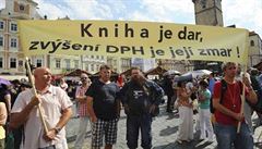 Na demonstraci pod heslem Nezdaňujte čtení, nezdaňujte informace se minulou středu sešlo na Staroměstském náměstí několik stovek protestujících. Na demonstraci pod heslem Nezdaňujte čtení, nezdaňujte informace se minulou středu sešlo na Staroměstském náměstí několik stovek protestujících.