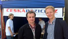 Šéfredaktor ČESKÉ POZICE István Léko a zakladatel Nadačního fondu proti korupci Karel Janeček v sobotu odpoledne u stánku ČESKÉ POZICE na Kampě. Šéfredaktor ČESKÉ POZICE István Léko a zakladatel Nadačního fondu proti korupci Karel Janeček v sobotu odpoledne u stánku ČESKÉ POZICE na Kampě.