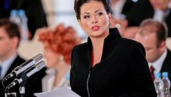 „Suverenita je velmi často obviňována z populismu. Ale není to pravda. My se jen neobáváme pojmenovávat věci pravými jmény,“ říká předsedkyně strany Jana Bobošíková. „Suverenita je velmi často obviňována z populismu. Ale není to pravda. My se jen neobáváme pojmenovávat věci pravými jmény,“ říká předsedkyně strany Jana Bobošíková.