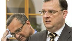 Mezi premiérem Nečasem a ministrem Kalouskem je uložena odjištěná bomba – ekotendr. Mezi premiérem Nečasem a ministrem Kalouskem je uložena odjištěná bomba – ekotendr.