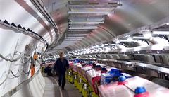 Technik kontroluje magnety, které nasměrují protony k projektu CNGS. Vzniklá neutrina pak míří do 732 kilometrů vzdáleného Gran Sasso v Itálii. Technik kontroluje magnety, které nasměrují protony k projektu CNGS. Vzniklá neutrina pak míří do 732 kilometrů vzdáleného Gran Sasso v Itálii.