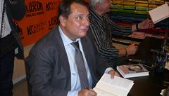 Jiří Paroubek podepisuje své aktuální knižní dílo Plnou parou v politice. Vedle u stolu kmotr knihy Jiří Krampol. Jiří Paroubek podepisuje své aktuální knižní dílo Plnou parou v politice. Vedle u stolu kmotr knihy Jiří Krampol.