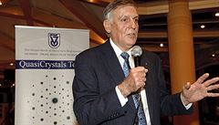 Dnes již sedmdesátiletý profesor Daniel Shechtman musel svést o uznání svého objevu náročnou bitvu ve vědecké komunitě. Dnes již sedmdesátiletý profesor Daniel Shechtman musel svést o uznání svého objevu náročnou bitvu ve vědecké komunitě.
