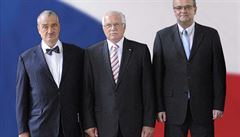Klaus (center) is down 11 p.p., Schwarzenberg (left) by 6 p.p. and Kalousek (right) by 4 p.p. Klaus (center) is down 11 p.p., Schwarzenberg (left) by 6 p.p. and Kalousek (right) by 4 p.p.